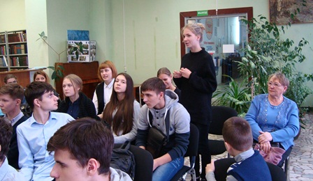 Юная участница ВИК "Алатырь" Лада Николаева презентует буктерйлер "Викинги"